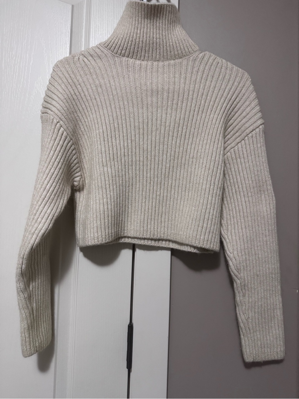 USED ONCE.H&M Cream Ribbed Cropped Turtleneck Sweater